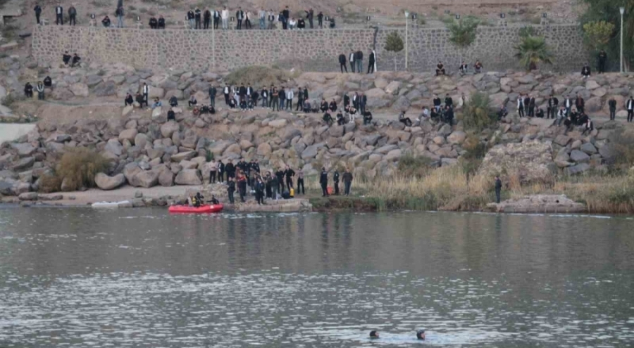 Terliğini almak isterken nehre düşen çocuk kayboldu