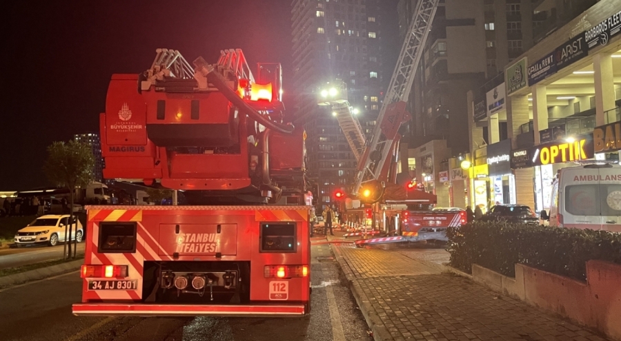 İstanbul'da restoran yangını: Binayı dumanlar sardı, mahsur kalanları itfaiye kurtardı
