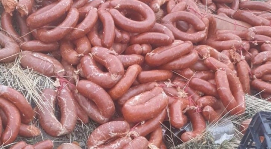 Yüzlerce kilo et ürünü boş araziye atıldı