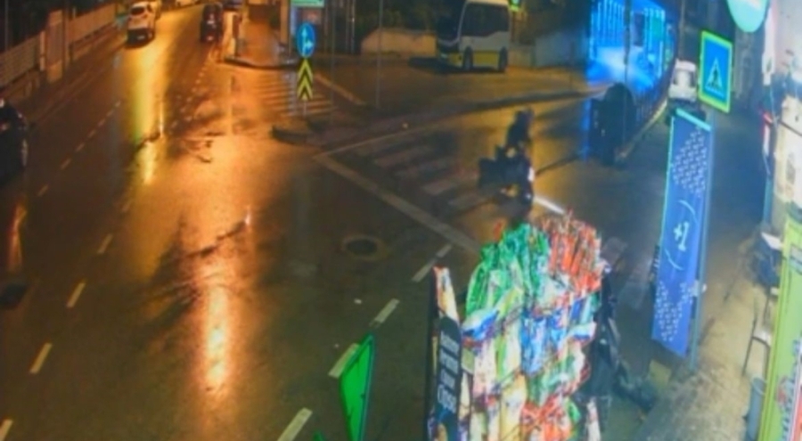 Bursa'da kaza kamerada: Motosikletli sürüklendi, başını bariyere çarptı