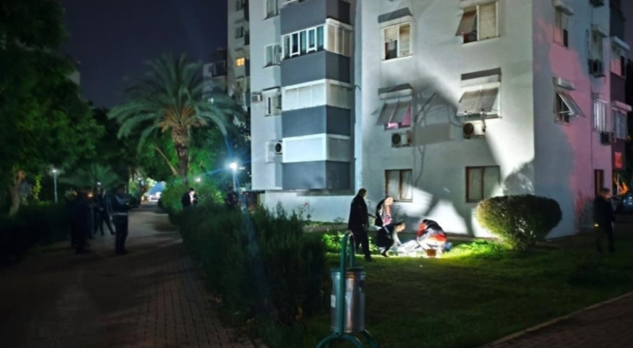 8'inci kattaki dairenin camından düşerek hayatını kaybetti