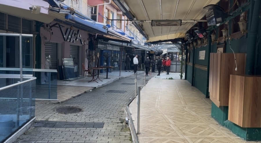 Bursa'nın tarihi Arap Şükrü Sokağı'nda tente krizi