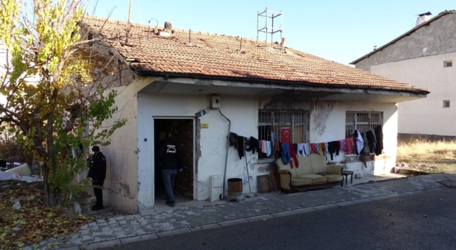 Aniden fenalaşan 2 kardeşten biri hayatını kaybetti