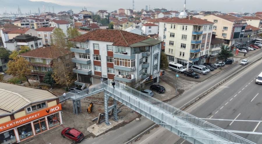 "Evin içi görünüyor" diye yıkılan üst geçit, 1 metre uzağa yeniden inşa edildi