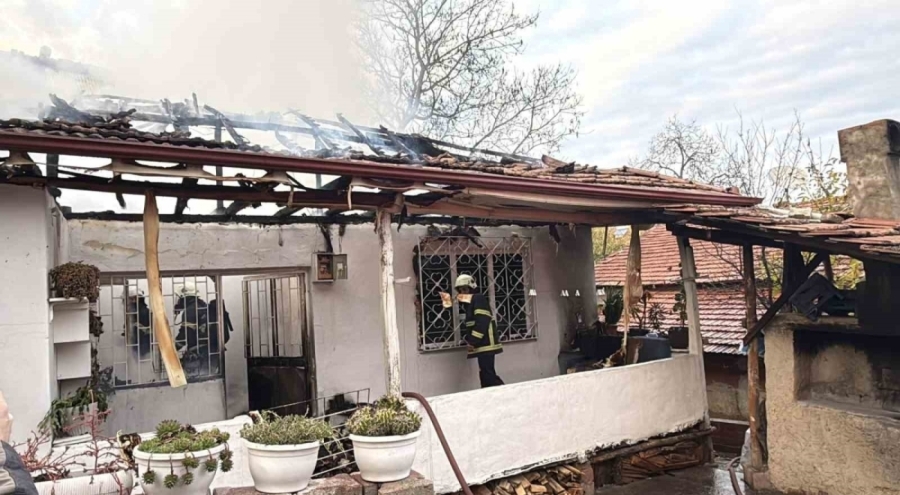 Elektrik kontağından çıkan yangın evi küle çevirdi