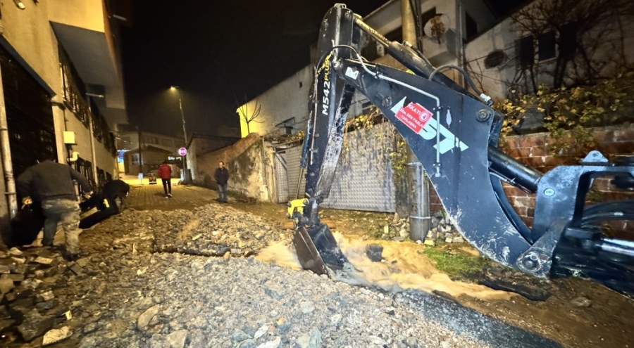 Patlayan borudan fışkıran su metrelerce yükseğe çıktı