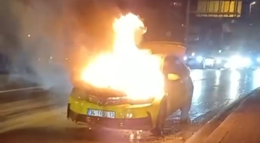 Seyir halindeki ticari taksi alev alev yandı
