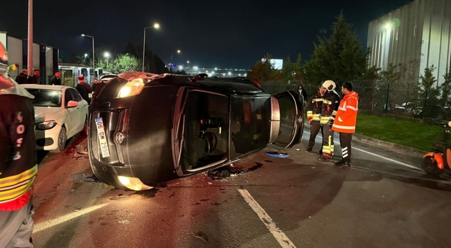 Kontrolden çıkan araç park halindeki araçlara çarpıp yan yattı