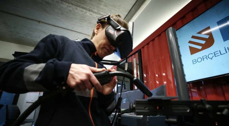 Bursa'da çelik fabrikasında kurulan teknik akademide simülatörlerle operatör yetiştiriliyor