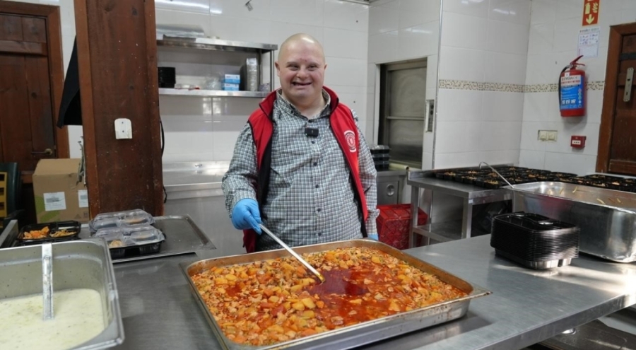 Gürsu'nun gülen yüzü Mesut, yemek dağıtımda