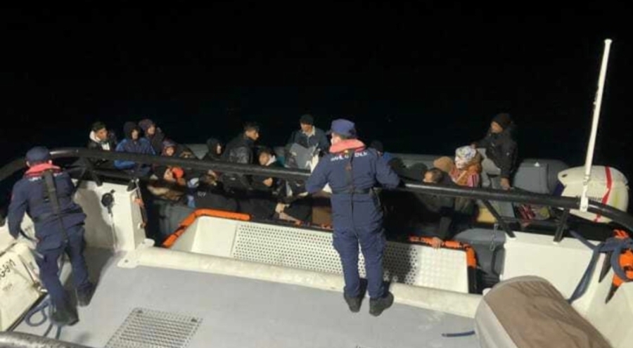 Bodrum açıklarında sürüklenen botta bulunan 23 düzensiz göçmen kurtarıldı
