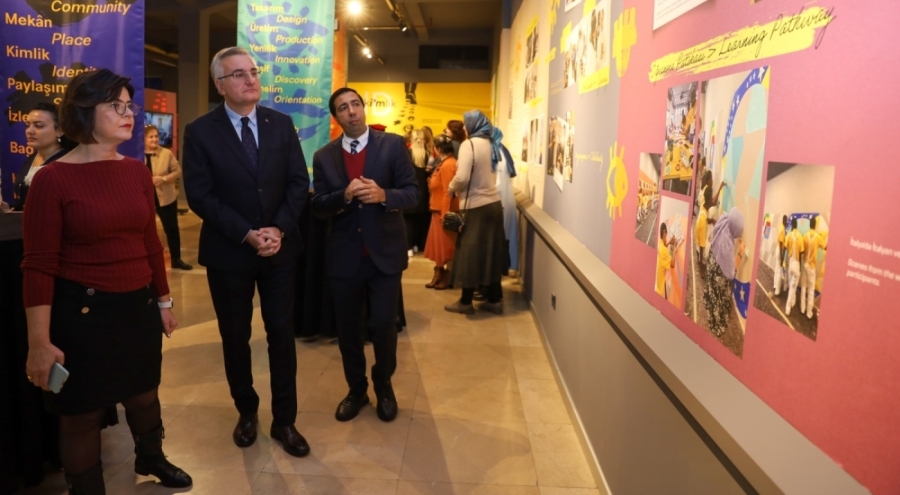 Bursa'da göçmenlerin yolculuğu 'Kimlik'le sergilendi