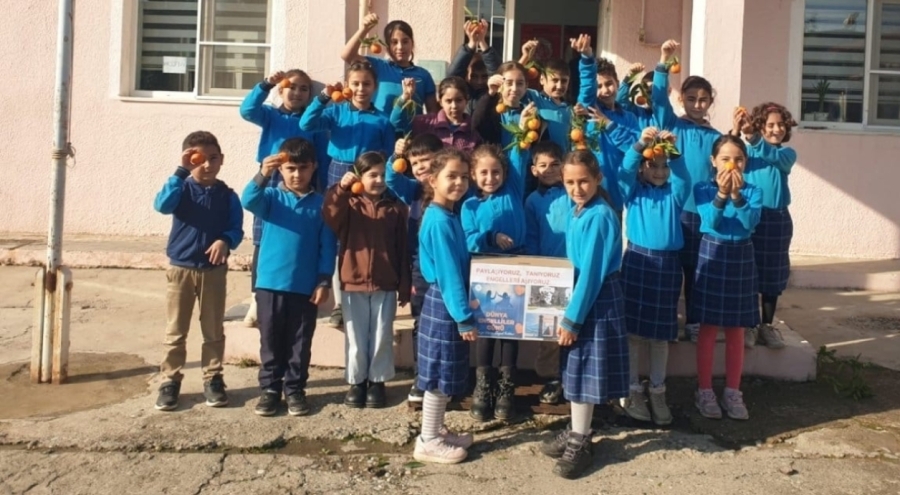 Yürek ısıtan anlar: Öğrenciler topladıkları mandalinaları engelli arkadaşlarına ulaştırdı