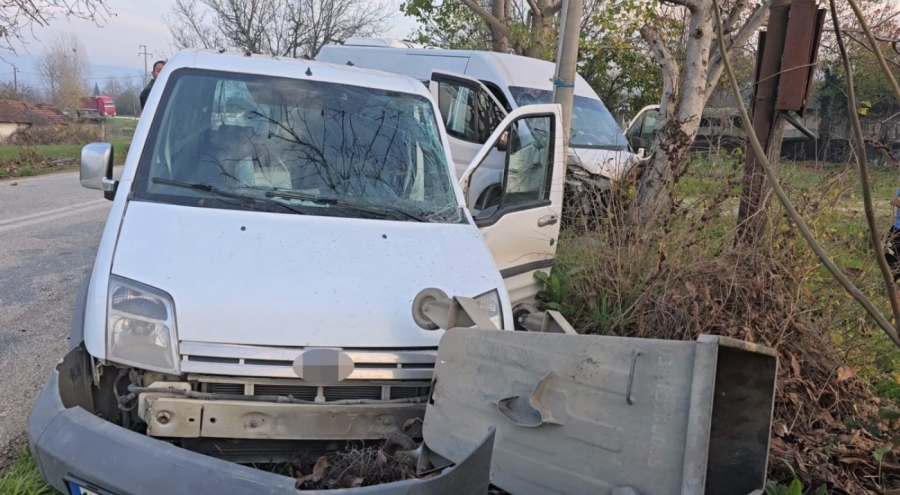 Bursa'da servis minibüsü hafif ticari araçla çarpıştı: çok sayıda yaralı
