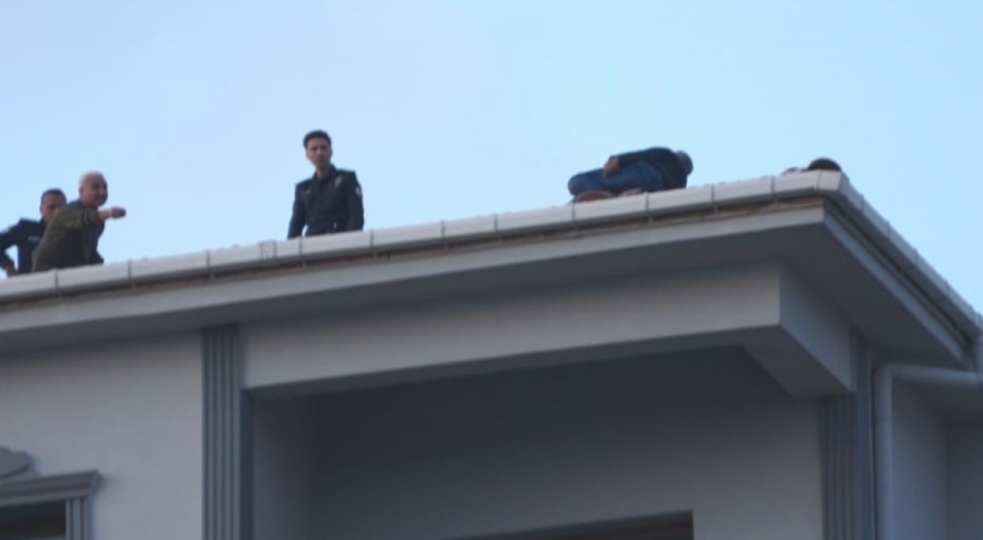 Çatıya çıkan boyacı, 80 bin TL'lik alacağını tahsil edince ikna olup indi