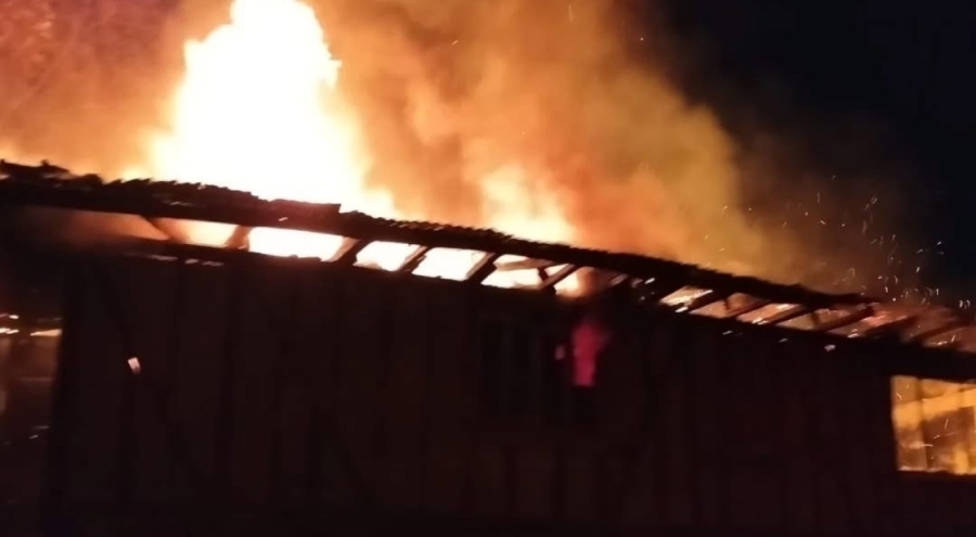 Kastamonu'da ahşap ev alev alev yandı