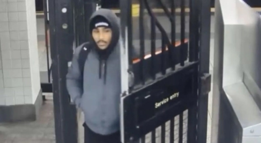 New York metrosunda dehşet! Uyuyan adamı ateşe verdi!