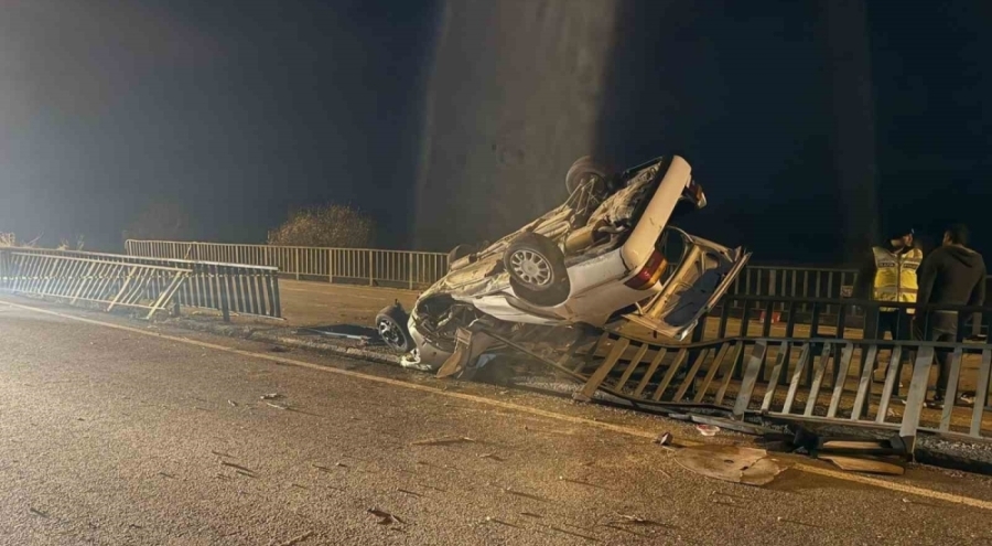 Afyonkarahisar'da köprü demirlerine çarpan araç hurdaya döndü