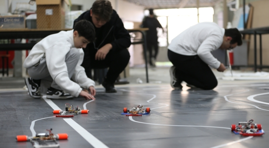 Bursa'da otonom robotla Avrupa üçüncüsü olan meslek liseliler gözünü zirveye dikti