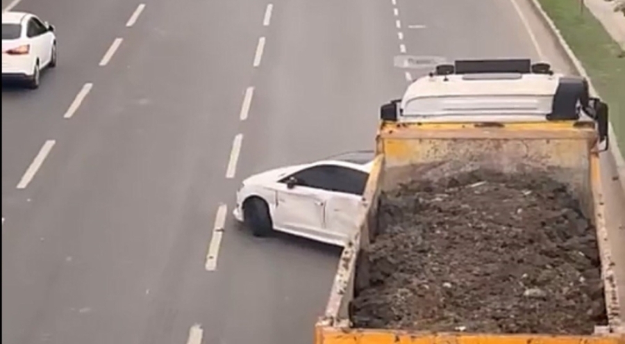 Hafriyat kamyonu, önüne aldığı otomobili 100 metre sürükledi