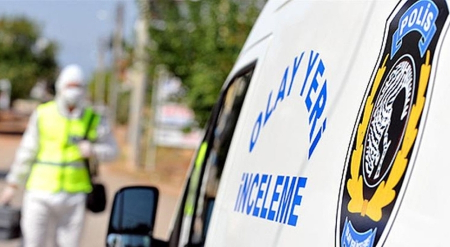 Ağır hasarlı binanın yıkım çalışmasında işçi, duvarın altında kaldı