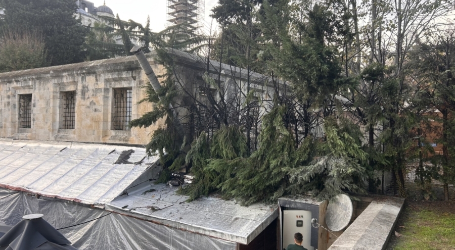 Tarihi Sultanahmet Camisinin altındaki çarşıda yangın paniği