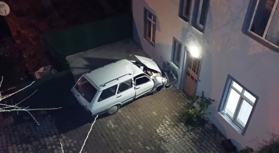 Kütahya'da otomobil evin duvarına çarptı: 1 ölü, 1 yaralı