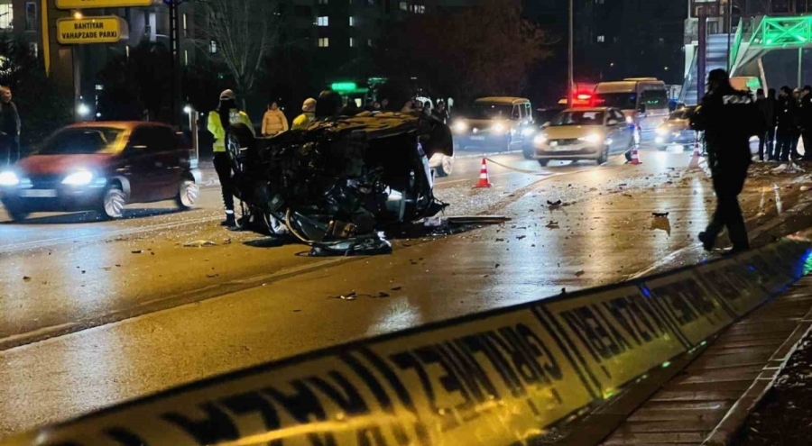 Kontrolden çıkıp ağaca çarpan otomobil alev aldı