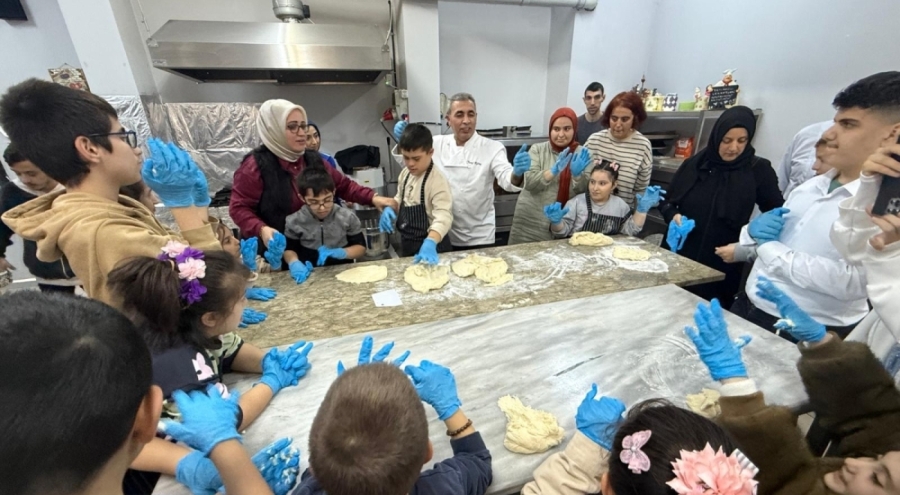 Bursa'da engelliler pizza yaptı
