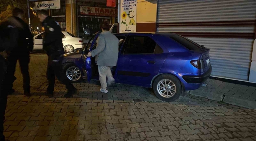 Alkolün etkisi ile araçta sızdı, çevredekiler hayatından endişe etti