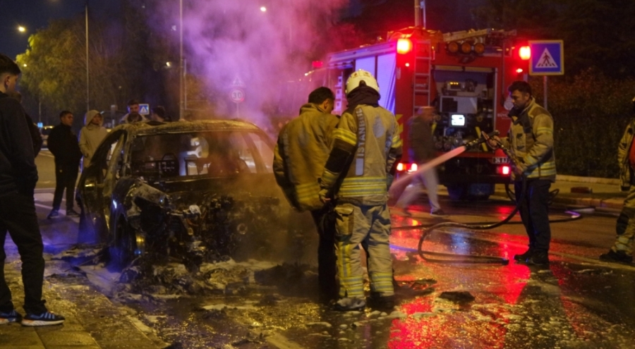 İstanbul'da seyir halindeki otomobil alev topuna döndü