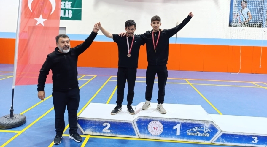 Mudanya Anadolu İmam Hatip Lisesi, güreşte zirveye oturdu