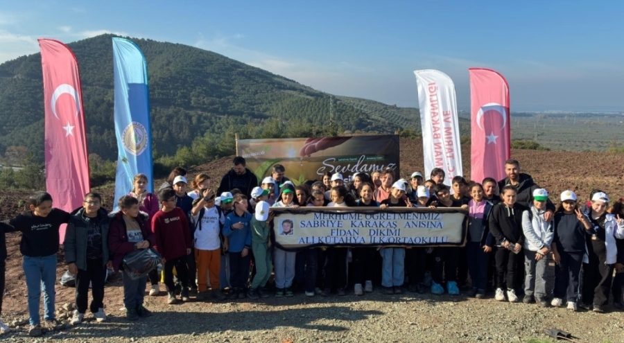 Bursa'da vefat eden öğretmenleri için fidan diktiler