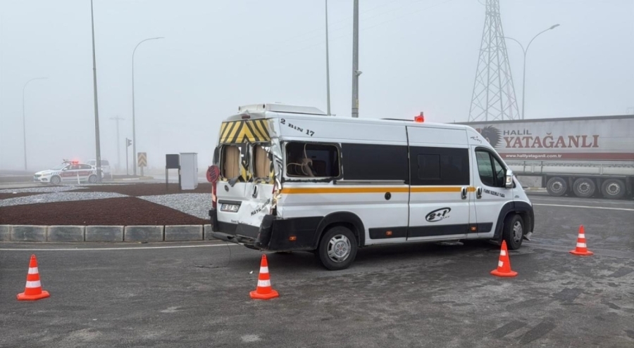 Afyonkarahisar'da öğrenci servisi, tır ve hafif ticari araç çarpıştı: 20 yaralı