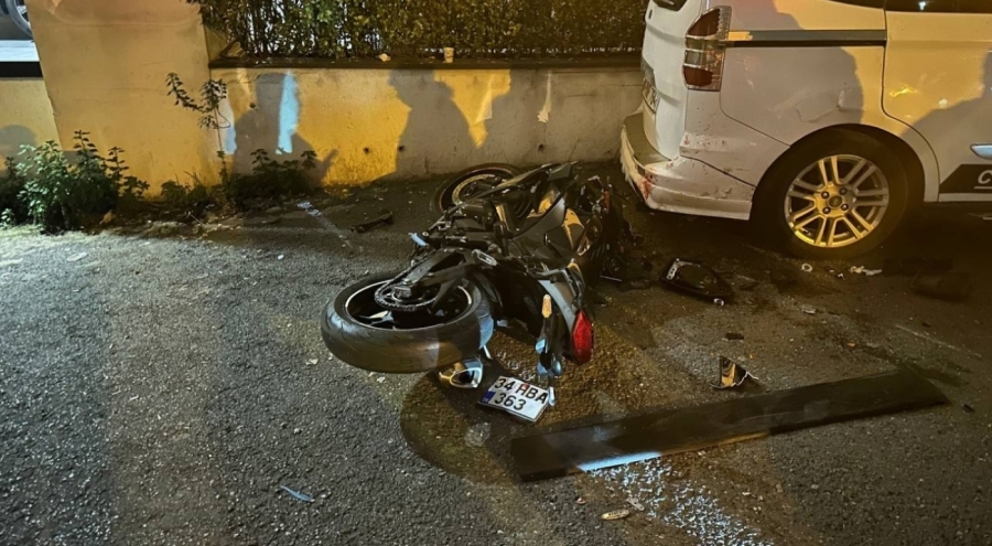 Yolcu servisine çarpan motosikletteki 2 kişi yaralandı