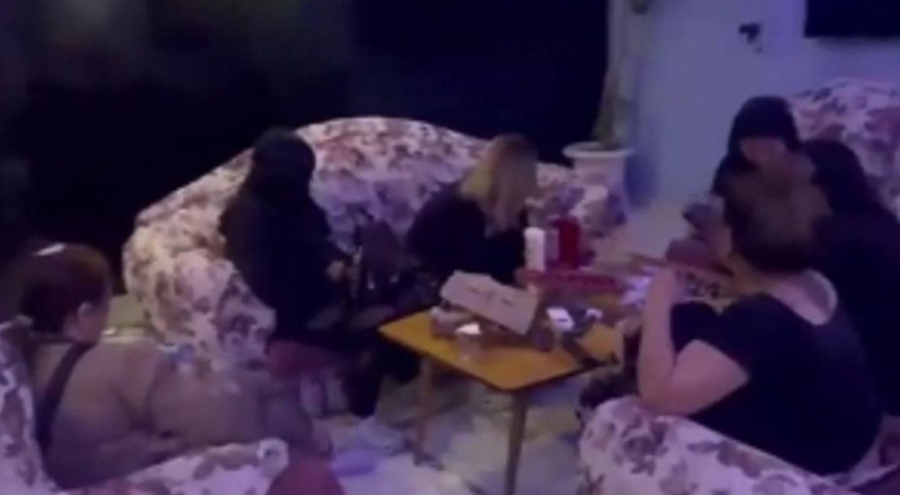 Masaj salonuna baskın! Bidonlarla kapatılan gizli bölmede yakalandılar