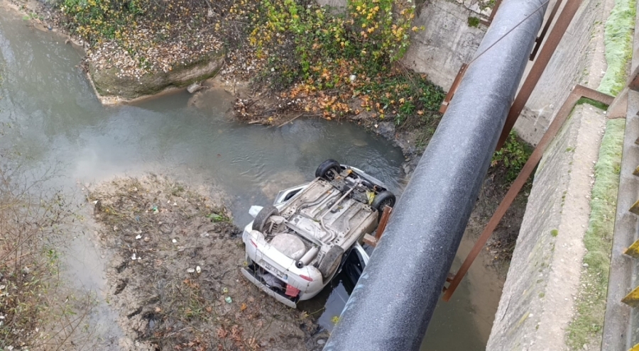 Bursa'da otomobiliyle dereye uçan sürücü yaralandı