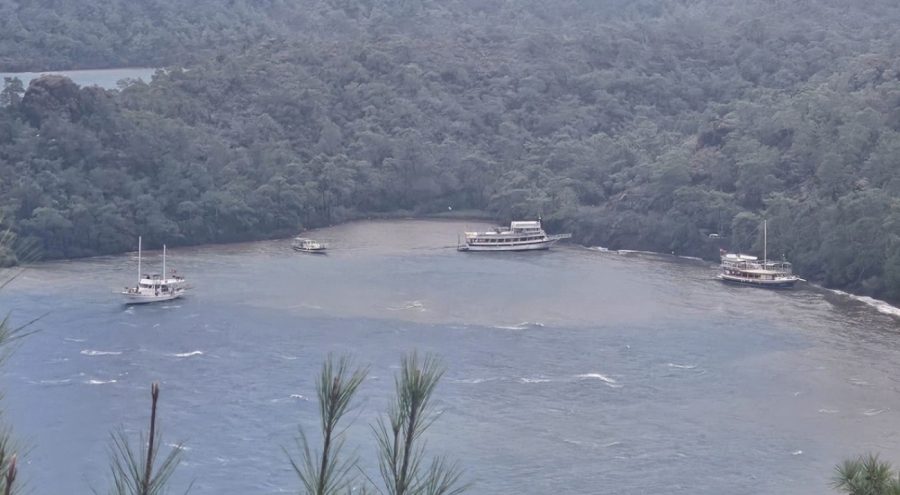 Marmaris'te sağanak ve fırtına nedeniyle 3 tekne karaya oturdu