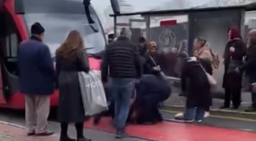 Bursa'da raylardan geçmek isteyen adama tramvay çarptı