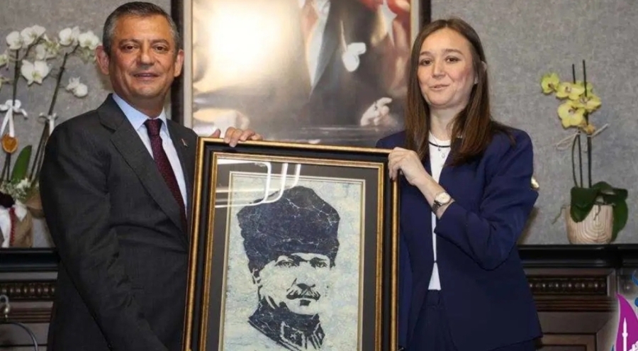 Özgür Özel'den tedavisi süren Gülşah Durbay'a ziyaret