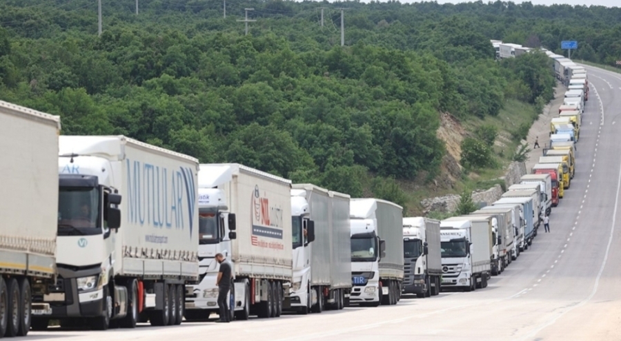 Sınır kapılarında TIR geçişleri durdu: Bakanlık harekete geçti