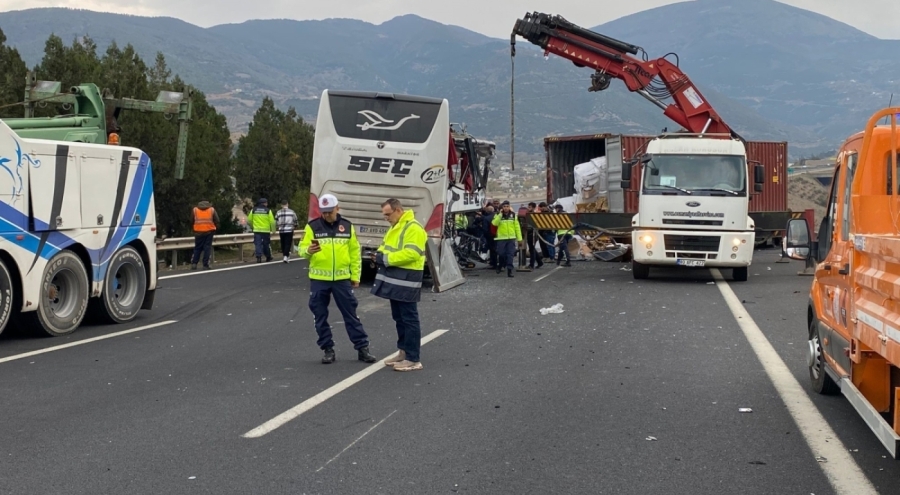 Osmaniye'de yolcu otobüsü tıra çarptı: 6 ölü, 11 yaralı