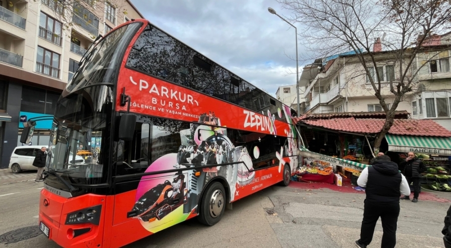 Bursa'da iki katlı otobüs manava daldı