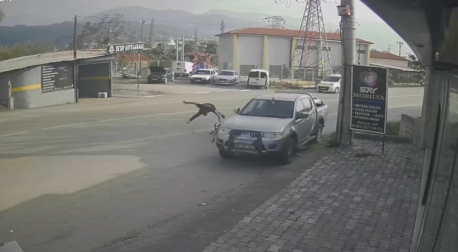 Otomobille çarpışan motosikletli, metrelerce savruldu