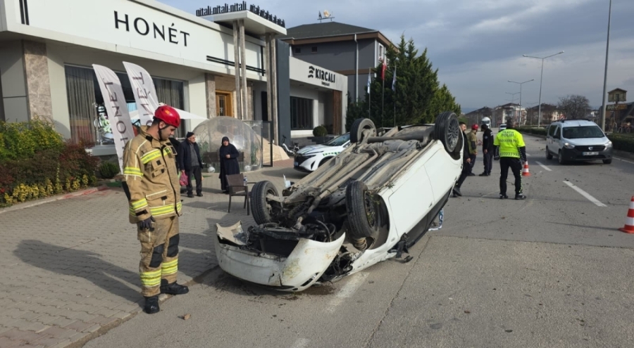 Bursa'da taklalar atan otomobilden burnu kanamadan çıktı