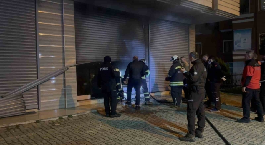 Rize'de çay toplama makinesi deposunda yangın