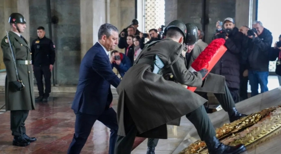 CHP Genel Başkanı Özel, yeni PM ve YDK üyeleriyle Anıtkabir'i ziyaret etti