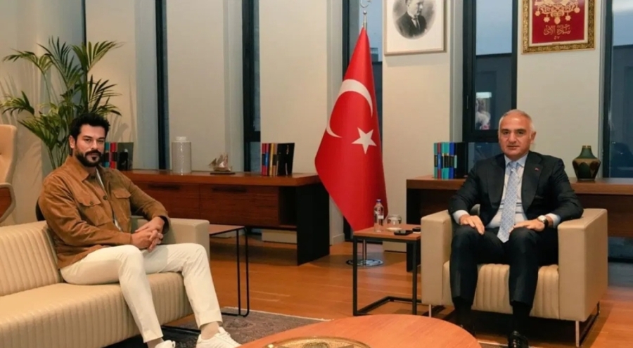 Oyuncu Burak Özçivit, Bakan Ersoy'la görüştü
