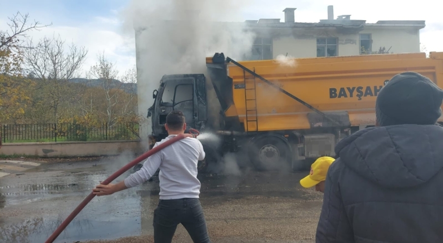 Bursa'da  hareket halindeki hafriyat kamyonu yandı!
