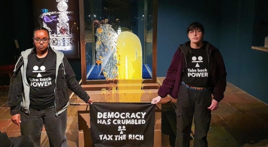 İngiltere'de kraliyet tacına saldırı